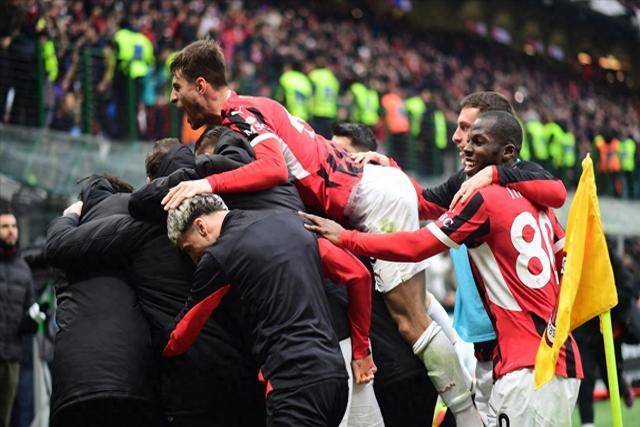 米兰球迷疯狂庆祝首发淘汰赛晋级