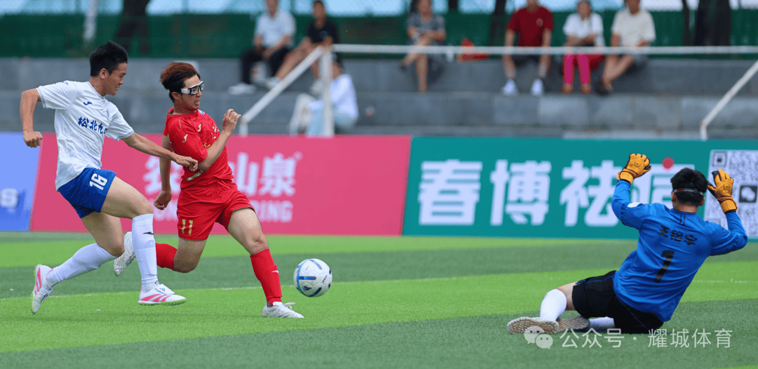 精彩比赛中球员表现出勇敢精神 精彩比赛中球员表现出勇敢精神