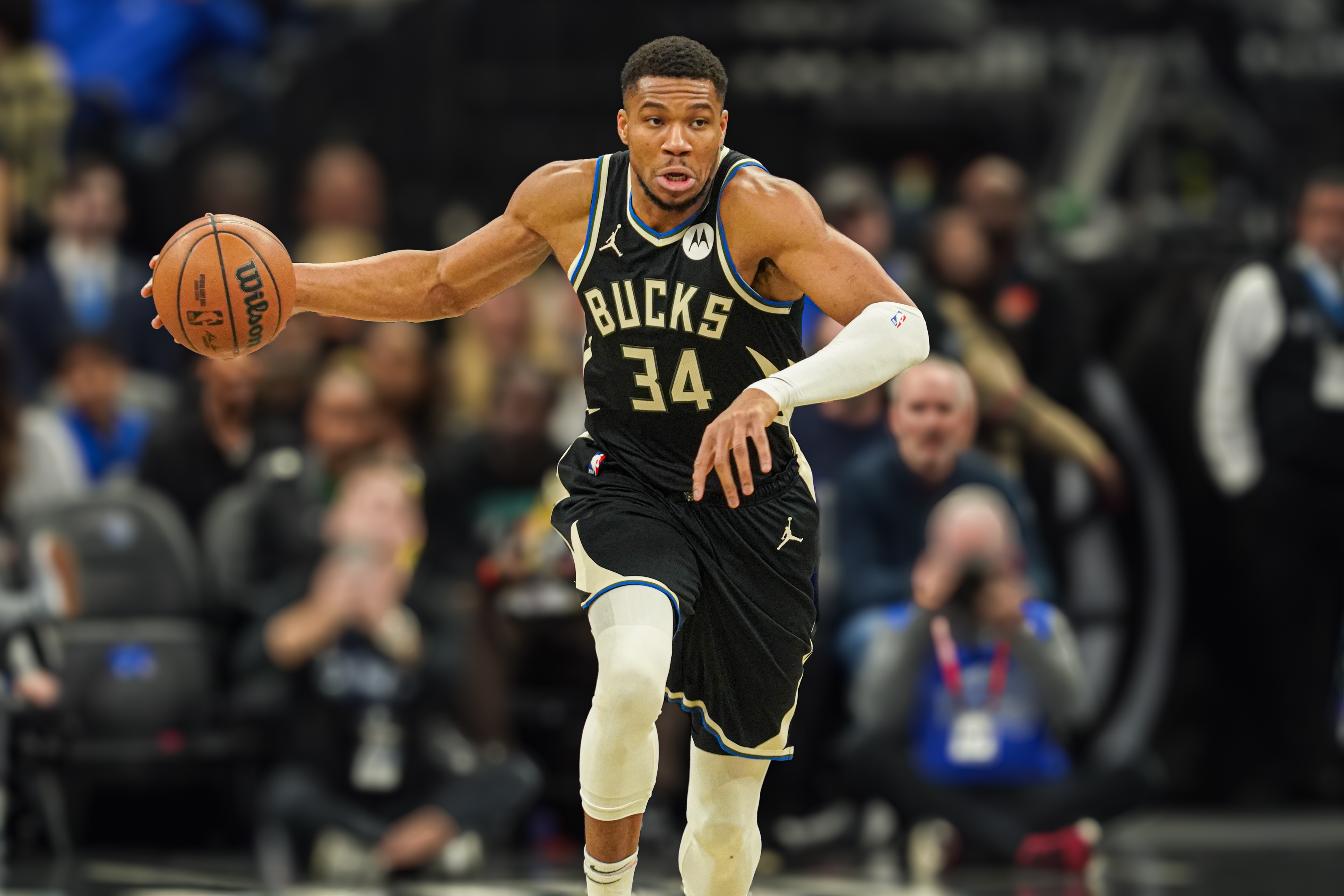 关于雄鹿球员表现亮眼,助球队夺取胜利的信息 关于雄鹿球员表现亮眼,助球队夺取胜利的信息