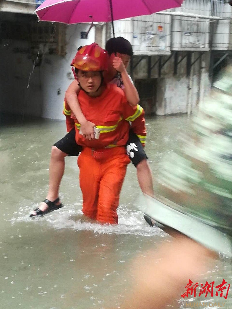 B体育体育网址-包含暴风雨袭击球场,球队奋力抗敌取胜的词条