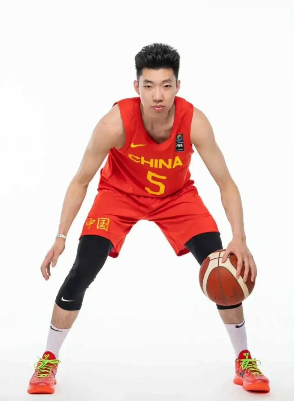 B体育体育电竞-福建男篮崭露头角,备战季后赛