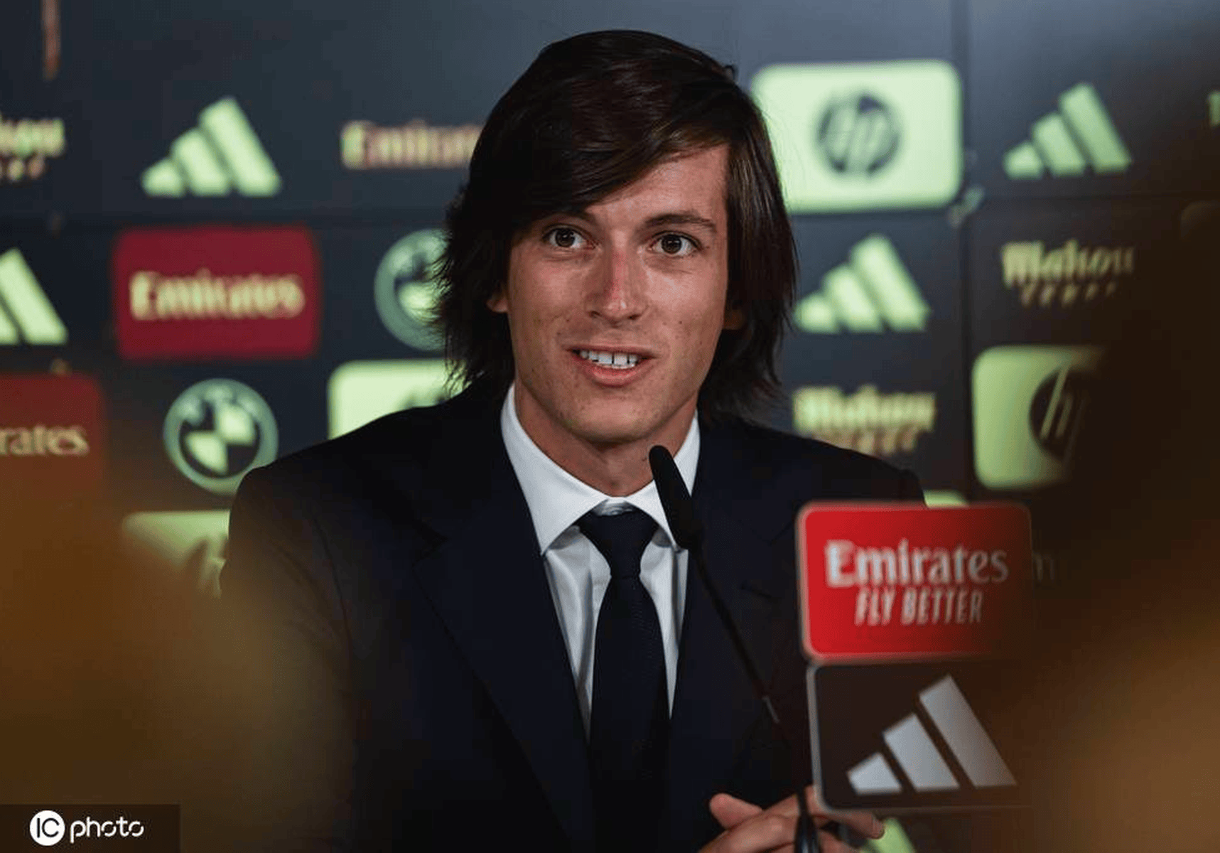 包含马德里豪门新援发威，球队士气显著提升的词条