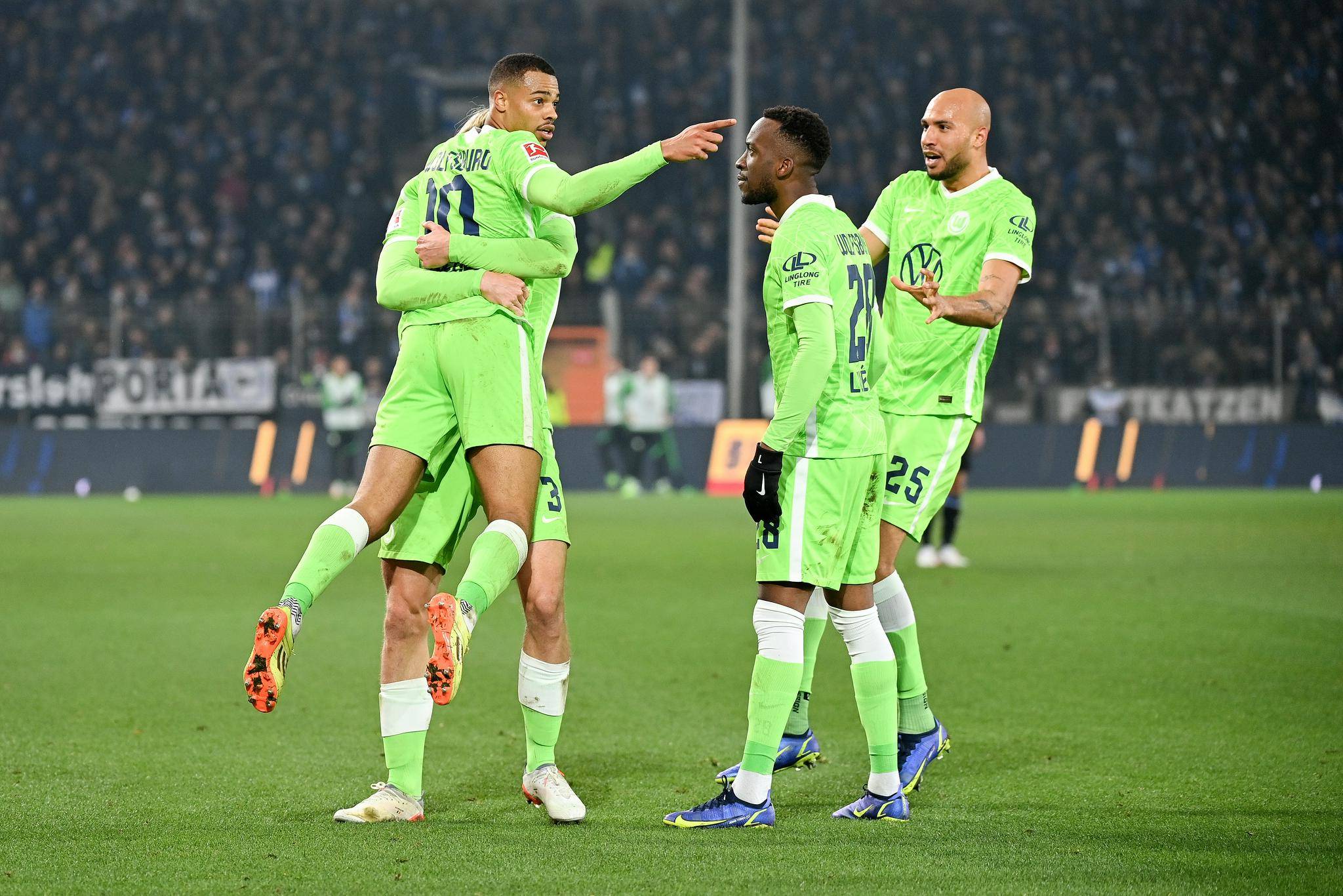 美因茨球员为了在德甲比赛中取得胜利而努力 美因茨球员为了在德甲比赛中取得胜利而努力