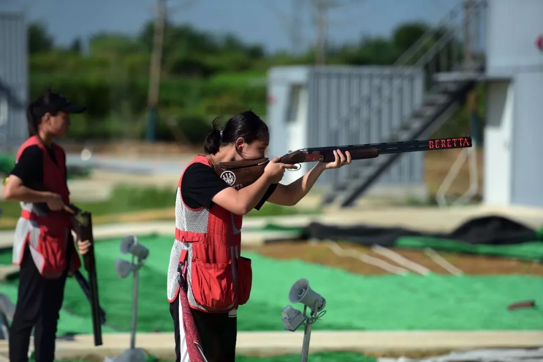 法国射击选手射中靶心,赢得冠军 法国射击选手射中靶心,赢得冠军