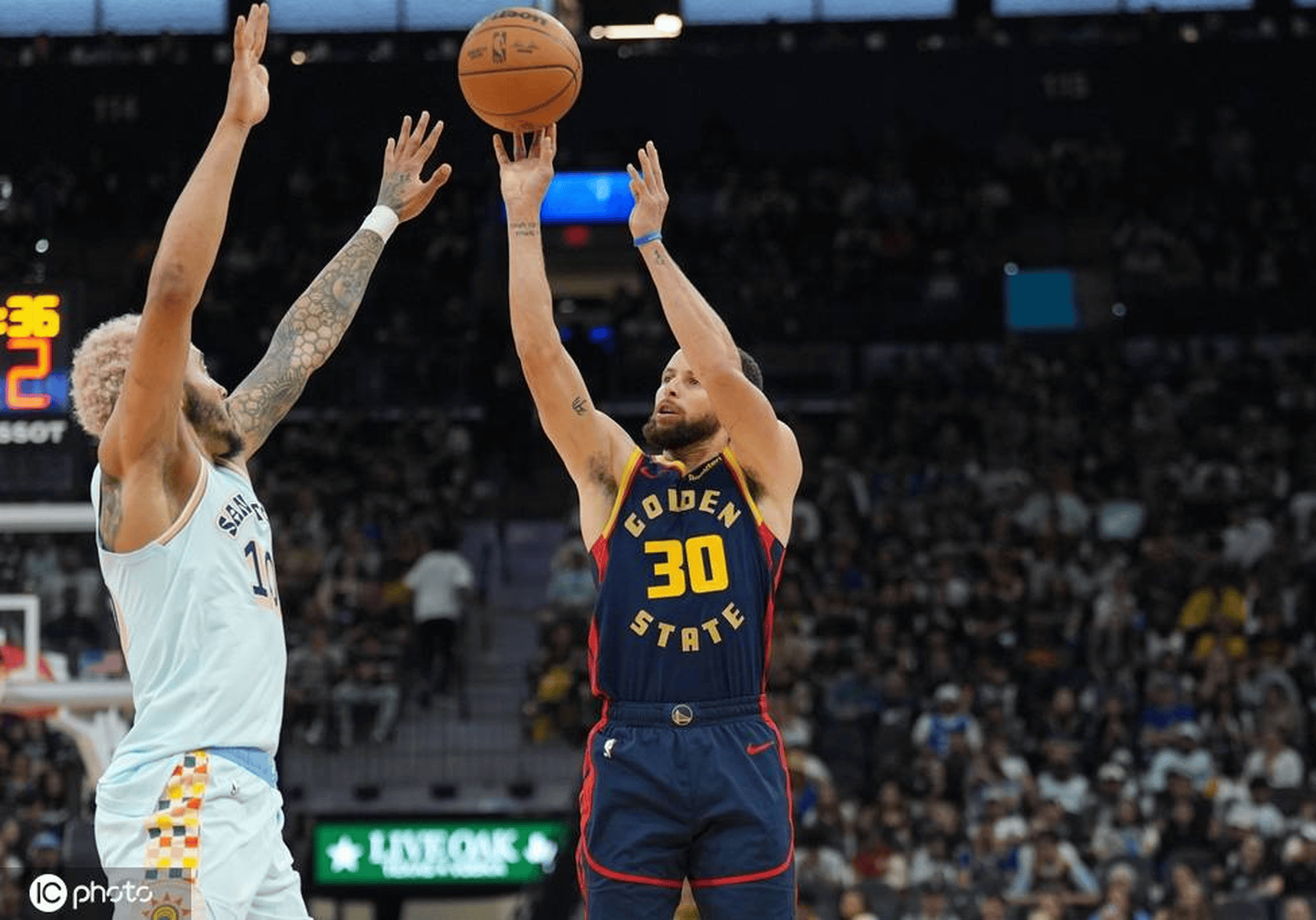 勇士主场力克马刺,取得六连胜 勇士主场力克马刺,取得六连胜